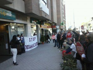 Acción Stop desahucios Granada 15M en el Záidín. 