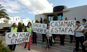 Stop desahucios en la puerta de CajaRural. Denunciando los suicidio de familias afectas por esta entidad. Marcha a Almería